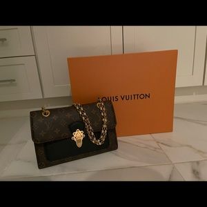 Louis Vuitton Victoire Bag